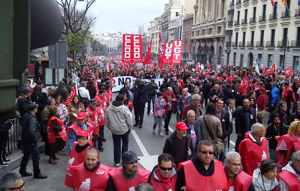 Cientos de trabajadores en la calle Alcal de Madrid. Pblico