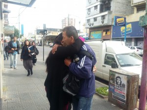 El pap y la mam de Elas Gimenez se abrazan al salir de la audiencia donde se conden a los policas responsables de la muerte del joven de 15 aos. FOTO: Andar