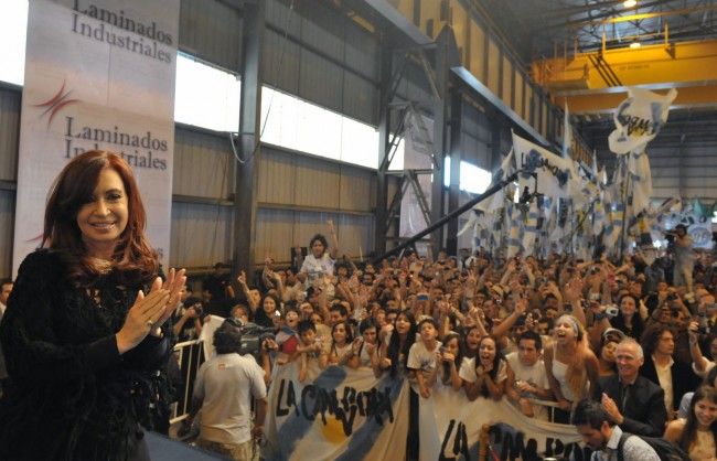 Ao 2012; Cristina Fernndez en su arribo a Villa Constitucin en noviembre. En la inauguracin de Laminados Industriales, anuncia la reapertura de Paran Metal va teleconferencia con el ministro de Trabajo, Carlos Tomada.