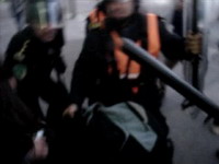 Policias golpeando a Ariel Devoto