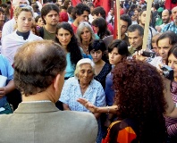 Ramona Bustamante (centro) smbolo de la lucha campesina