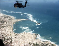Foto de la Batalla de Mogadiscio, en 1993. Un helicoptero norteamericano vuela en la ciudad.