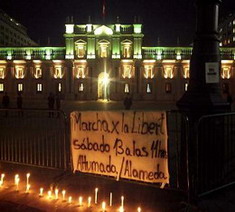 Velatn frente al Palacio de La Moneda por la libertad de los presos. (FOTO: Meli Wixan Mapu)