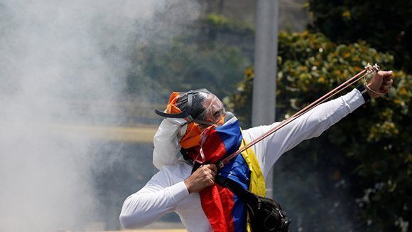 El vandalismo de la oposicin ha provocado decenas de muertes. Foto: Carlos Garcia Rawlins/ Reuters.