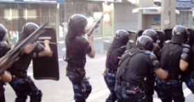 La Guardia de Infanteria carga contra lxs manifestantes. Foto Indymedia Córdoba