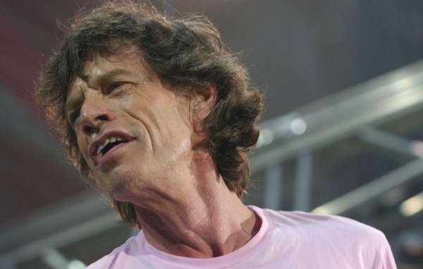 Mick Jagger envuelto...