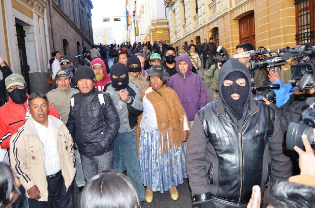 Bolivia: policas am...
