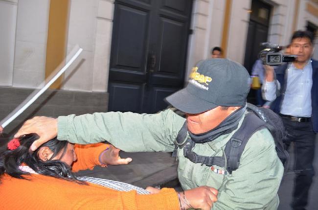 Bolivia: policas am...