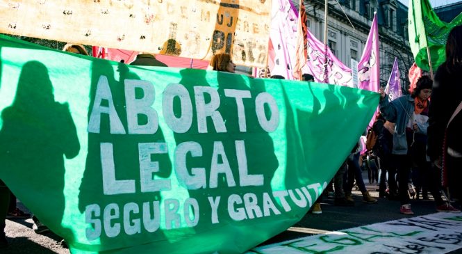Banderazo y pañuelazo en La Plata por el aborto legal