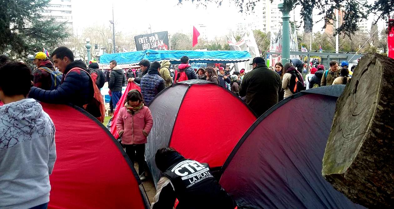 Cooperativistas acampan frente a la municipalidad de La Plata