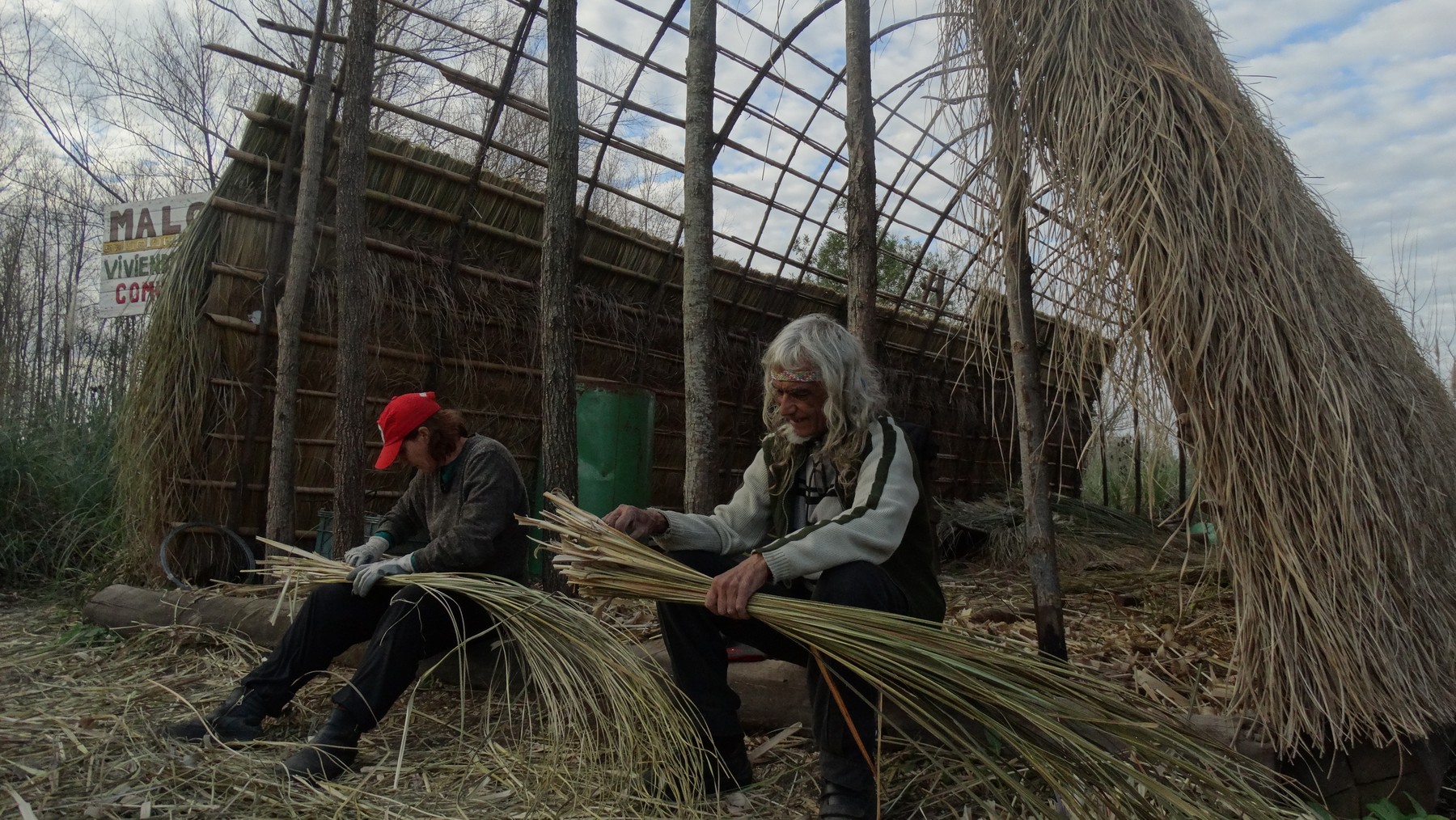 A la par construyendo nuestra vivienda y preparando la tierra para la siembra