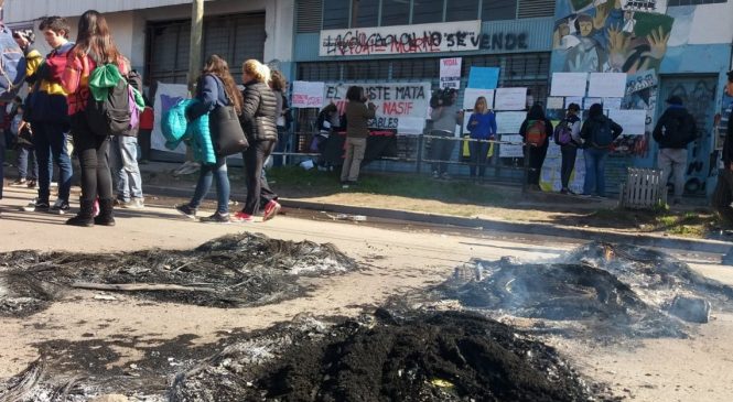 Docentes y auxiliares denuncian que se llevaron expedientes del Consejo Escolar de Moreno
