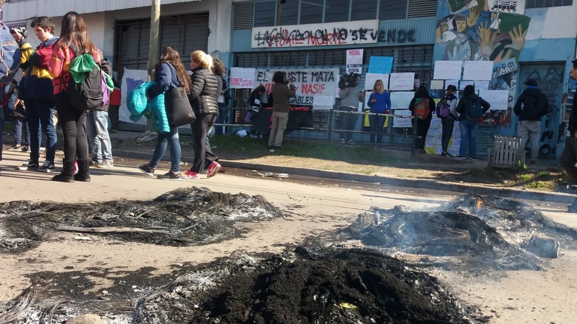 Docentes y auxiliares denuncian que se llevaron expedientes del Consejo Escolar de Moreno