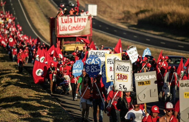 En filas, campesinos de todo Brasil marchan en tres columnas rumbo a Brasilia