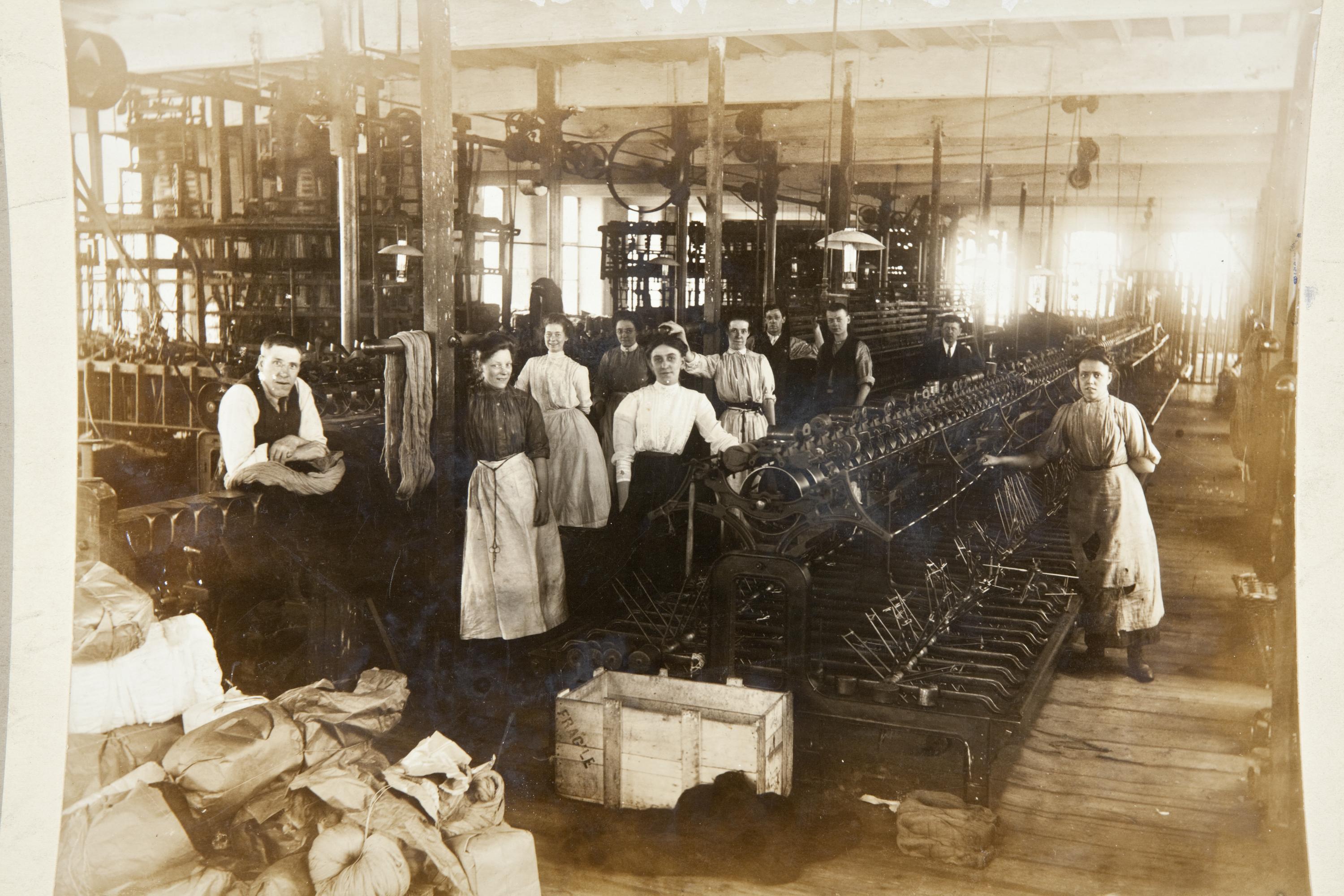 Фабрика 18 века. Промышленная революция (1820–1870 годы). Работницы на ткацкой фабрике 19 век Англия. Манчестерские фабрики 19 век. Промышленный переворот в Италии.