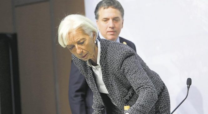 A menos de dos meses de la firma, el Gobierno deberá cambiar el acuerdo con el FMI