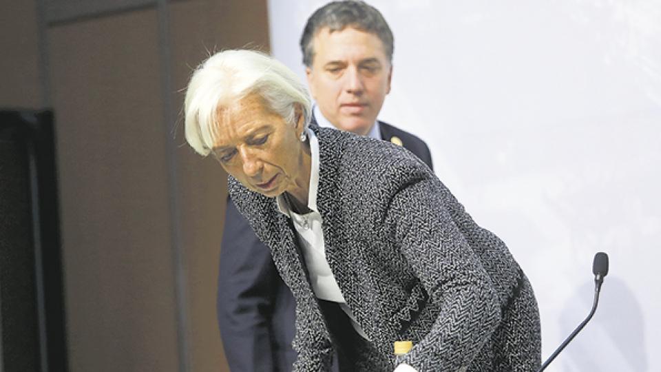 A menos de dos meses de la firma, el Gobierno deberá cambiar el acuerdo con el FMI