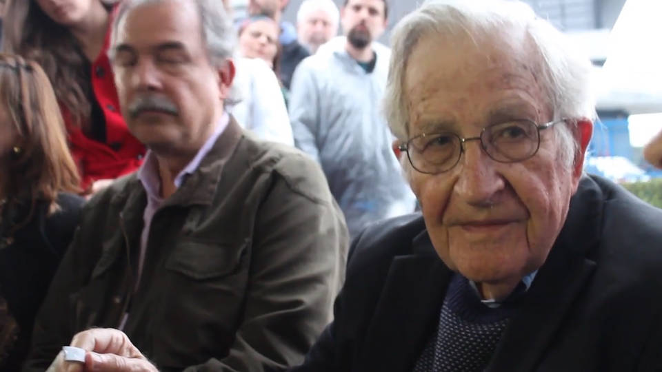 Chomsky: “es apremiante contrarrestar el poder de los medios de derecha”