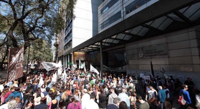 Masiva manifestación contra la eliminación del Ministerio de Trabajo