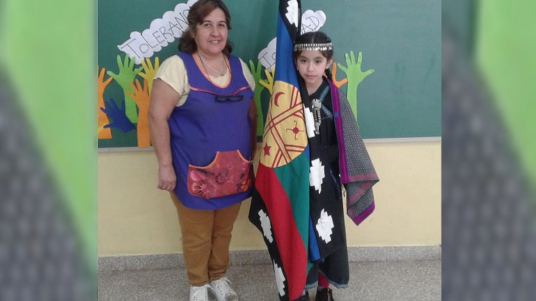 Una alumna prometió lealtad a la bandera mapuche en una escuela de Cipolletti