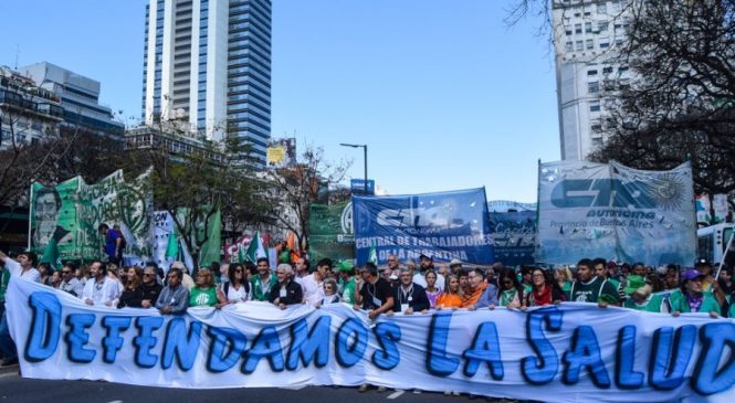Masiva marcha a Plaza de Mayo en defensa de la Salud Pública