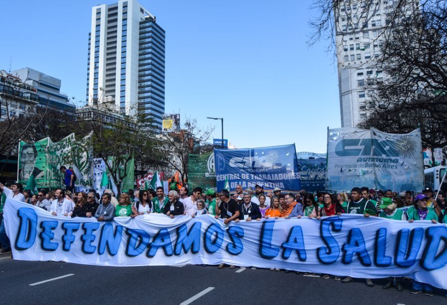 Masiva marcha a Plaza de Mayo en defensa de la Salud Pública