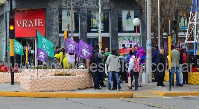 En Tierra del Fuego hubo concentración y volanteada contra el presupuesto 2019