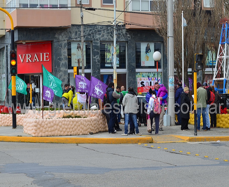 En Tierra del Fuego hubo concentración y volanteada contra el presupuesto 2019