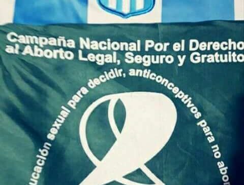 Avellaneda: Policía prohibió ingresar a Racing a una mujer con el pañuelo verde