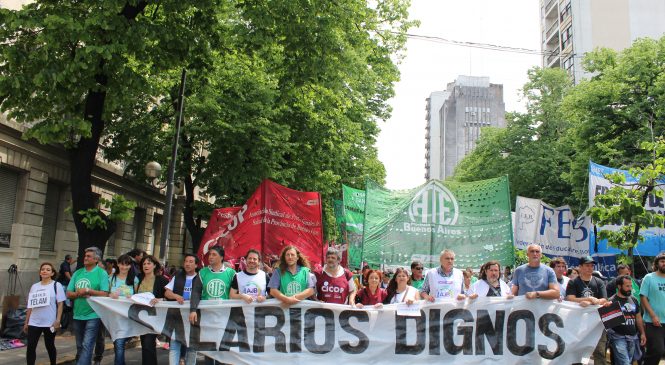 Estatales rechazaron el ajuste frente a la gobernación