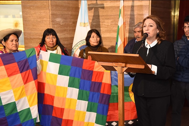 La bandera de Pueblos Originarios entró al Monumento