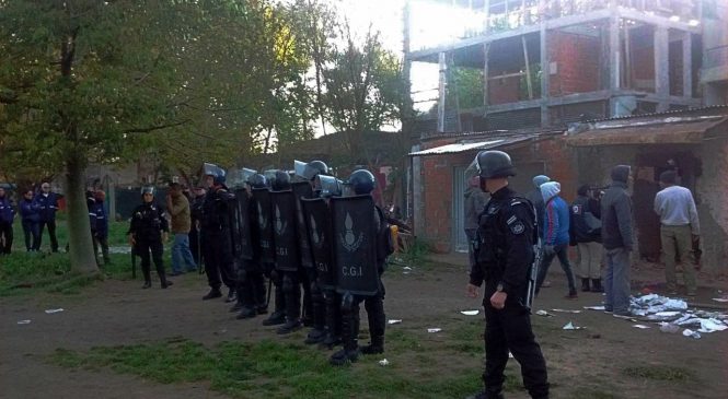 Rosario: policía provincial desaloja a una familia en el Barrio República de La Sexta