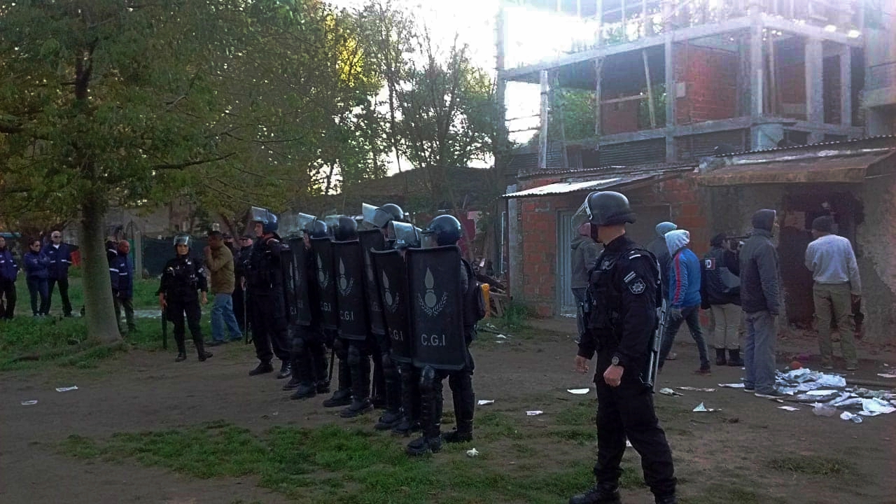 Rosario: policía provincial desaloja a una familia en el Barrio República de La Sexta