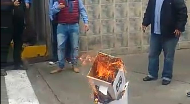 UTA: Fernández se proclamó reelecto y la oposición quemó urnas