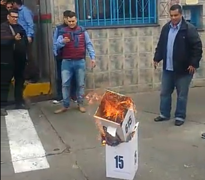 UTA: Fernández se proclamó reelecto y la oposición quemó urnas