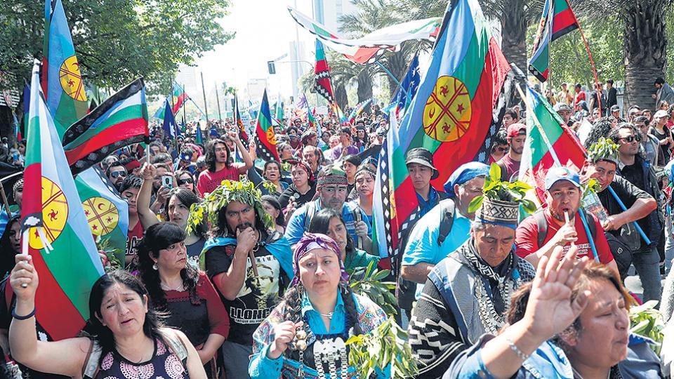 Miles de personas marcharon por la resistencia del pueblo mapuche en Chile