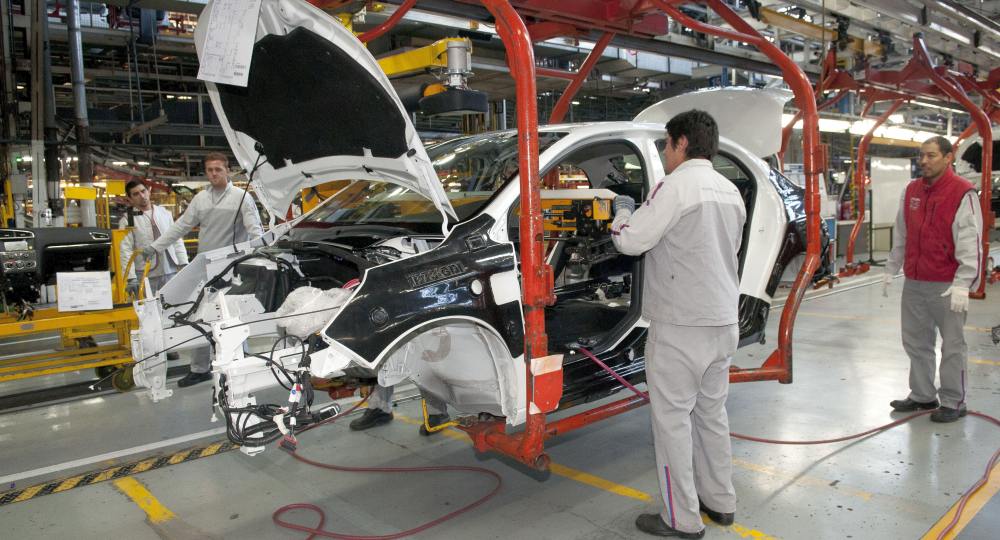 Con miles de suspendidos, la producción automotriz sigue en caída libre