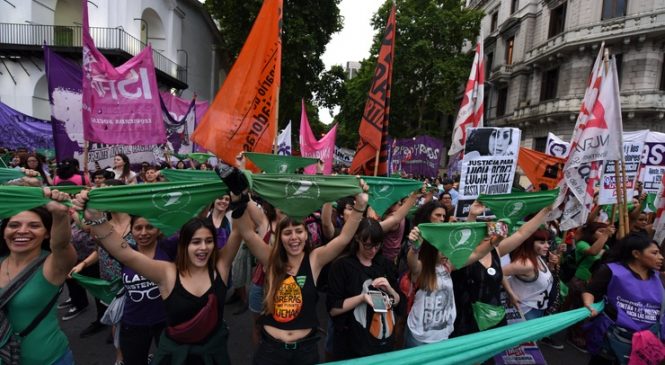 Marcha en el día de lucha contra las violencias hacia las mujeres y disidencias