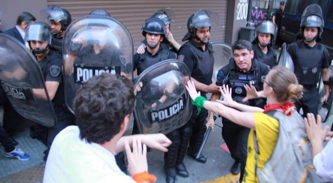 Policía golpea a manifestantes que se oponen a la UniCABA
