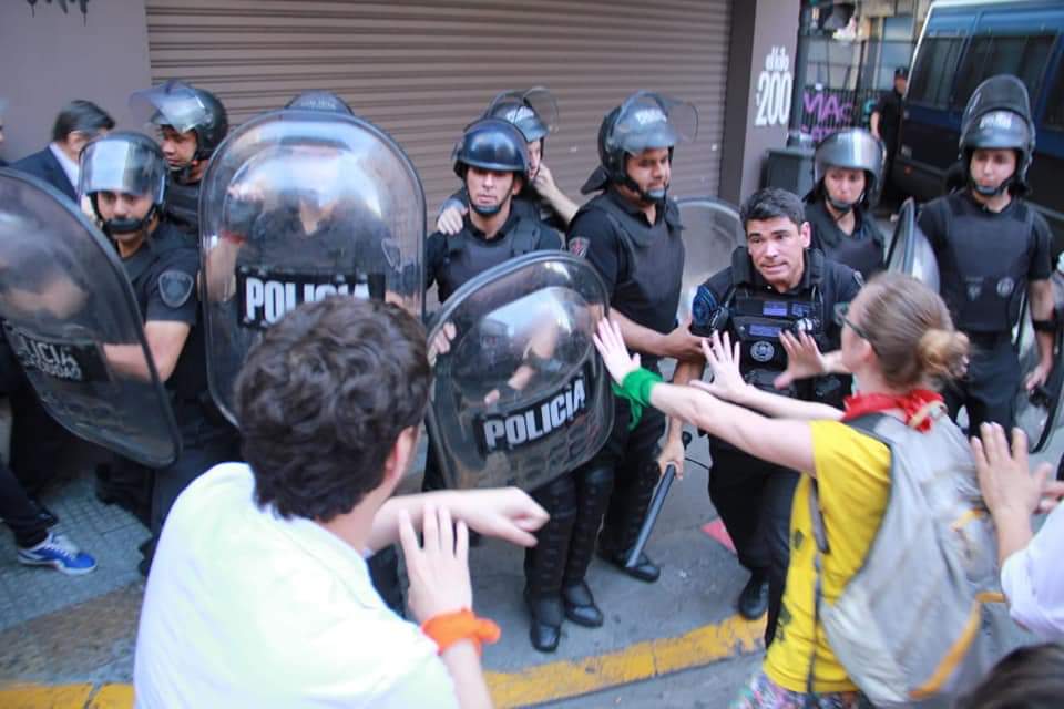 Policía golpea a manifestantes que se oponen a la UniCABA