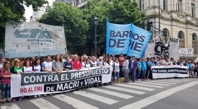 Miles de bonaerenses marcharon contra el presupuesto de ajuste y acamparon frente a la Legislatura