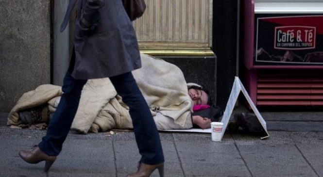 Aporofobia: El neoliberalismo enseña a odiar a sus víctimas