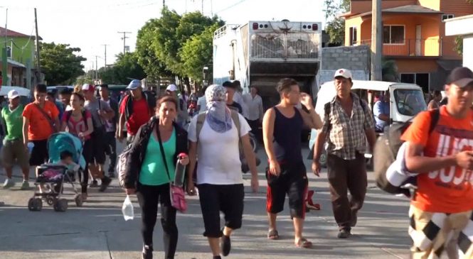 Múltiples caravanas se dirigen a Estados Unidos mientras aumentan las preocupaciones por la crisis humanitaria