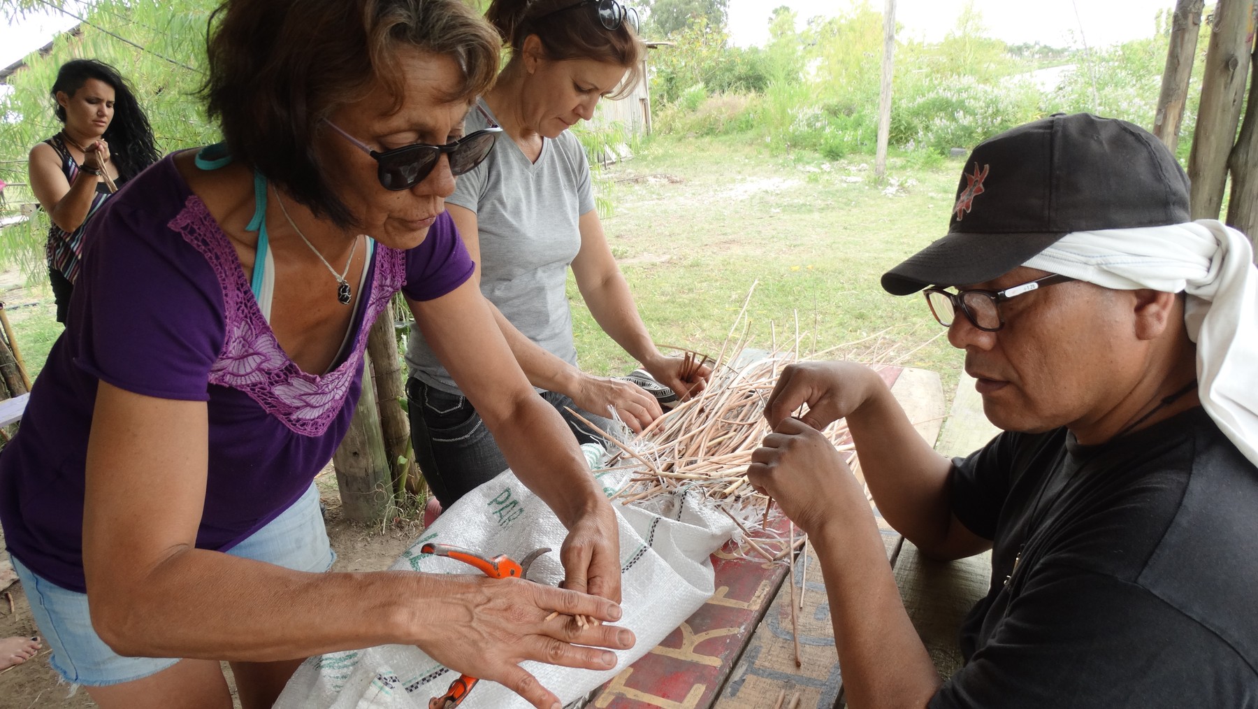 Taller de mimbre y trabajos comunitarios en Punta Querandí