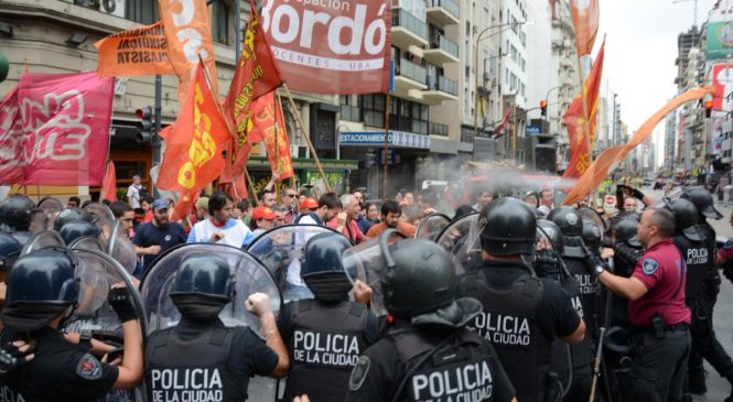 Represión a trabajadores de Interpack en pleno centro porteño