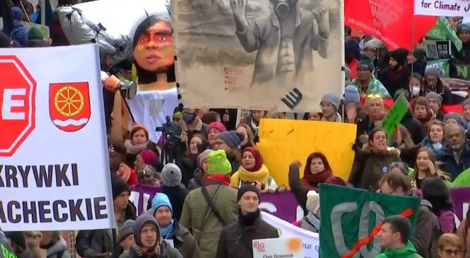 Manifestantes toman las calles mientras comienza la segunda semana de la COP24