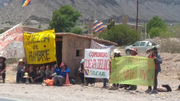 La comunidad Cueva del Inca mantiene la huelga de hambre al costado de la Ruta 9