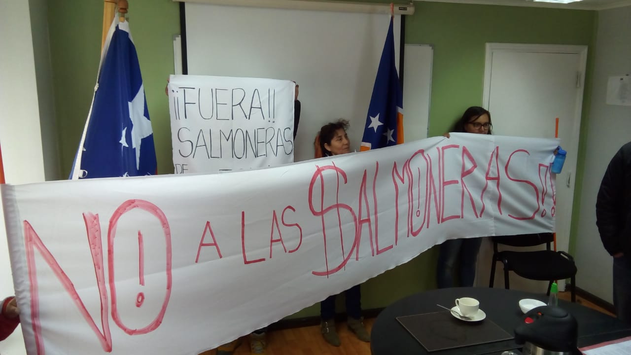 Chile: comunidad yagán cortó acceso a ferry en protesta por salmoneras