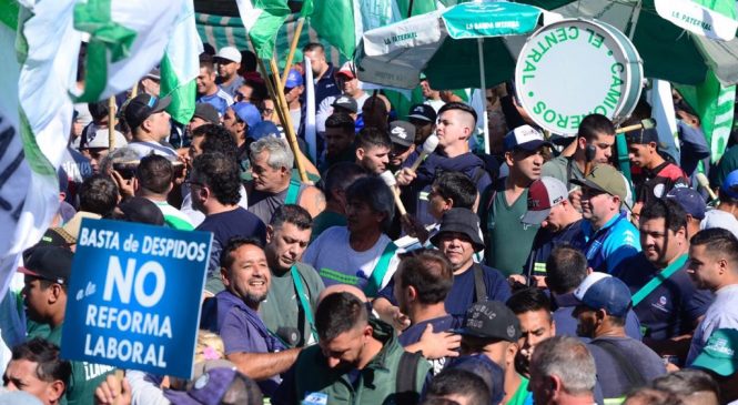 Camioneros protestó en Coca Cola contra el “preventivo trucho” y los despidos