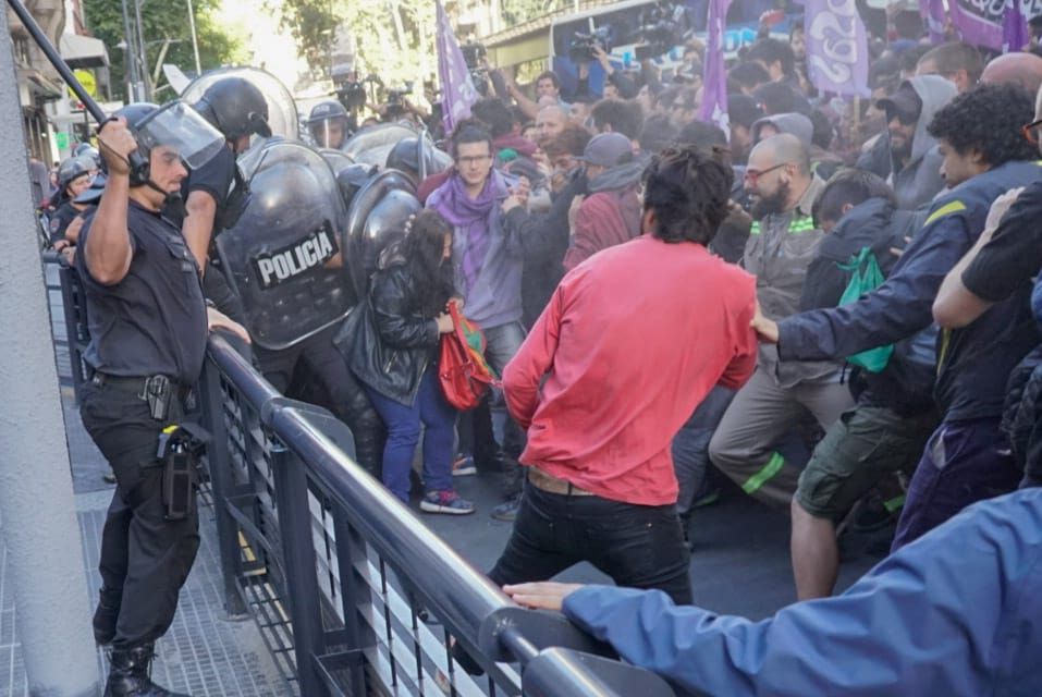 La Policía de la Ciudad reprimió a trabajadores de Coca Cola